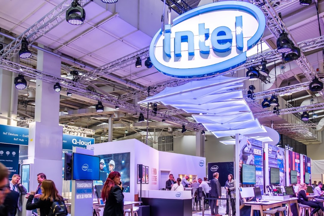 Exhibition booth showcasing both custom-built exhibition booth and shell scheme booth setups in a busy trade show, illustrating the contrast between modern branded booth design and standard modular exhibition structures